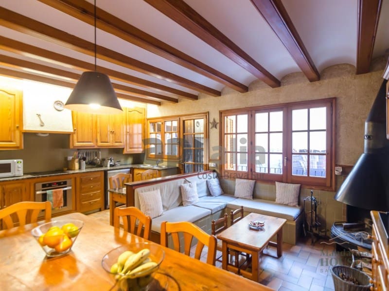 Commercial for sale in Lloret de Mar - € 590,000 (Ref: 9738377)