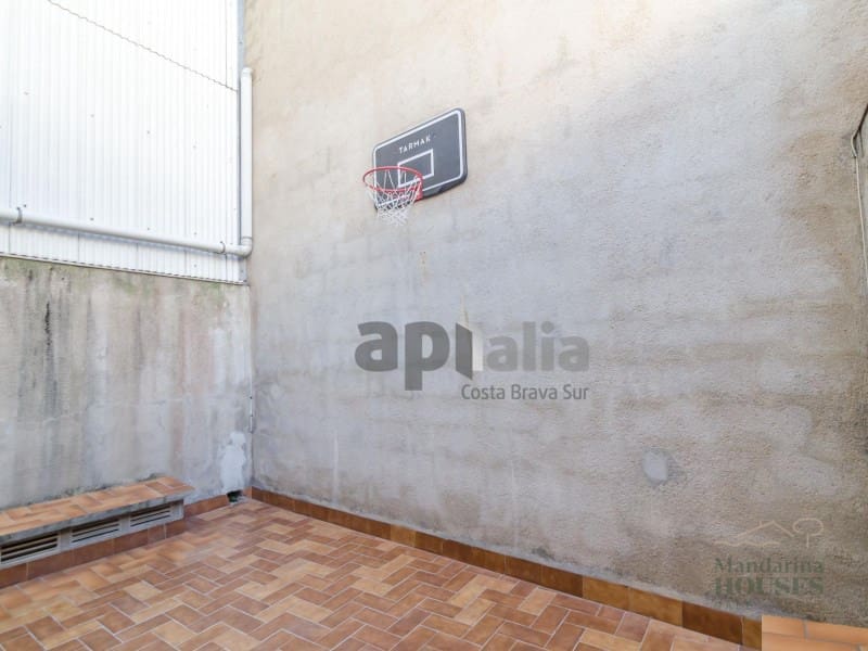 Commercial for sale in Lloret de Mar - € 590,000 (Ref: 9738377)