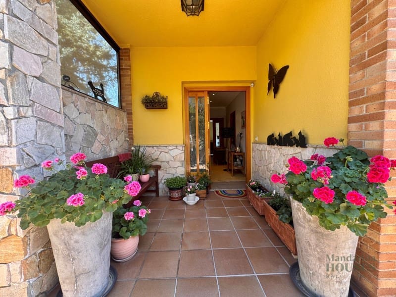 4 makuuhuone Huvila myytävänä paikassa Lloret de Mar mukana uima-altaan 
autotalli - 790 000 € (Ref: 9780309)