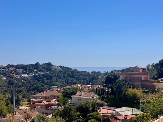 4 makuuhuone Huvila myytävänä paikassa Roca Grossa, Lloret de Mar mukana uima-altaan 
autotalli - 790 000 € (Ref: 9780309)