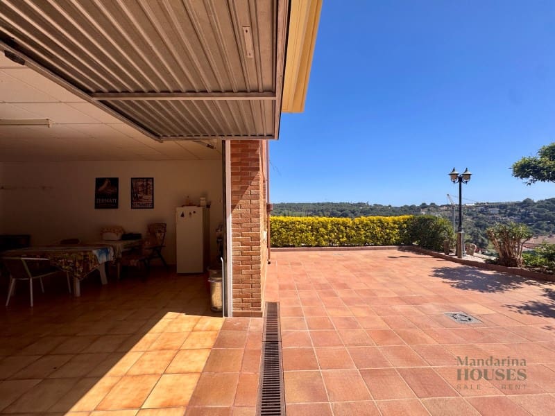 4 makuuhuone Huvila myytävänä paikassa Lloret de Mar mukana uima-altaan 
autotalli - 790 000 € (Ref: 9780309)