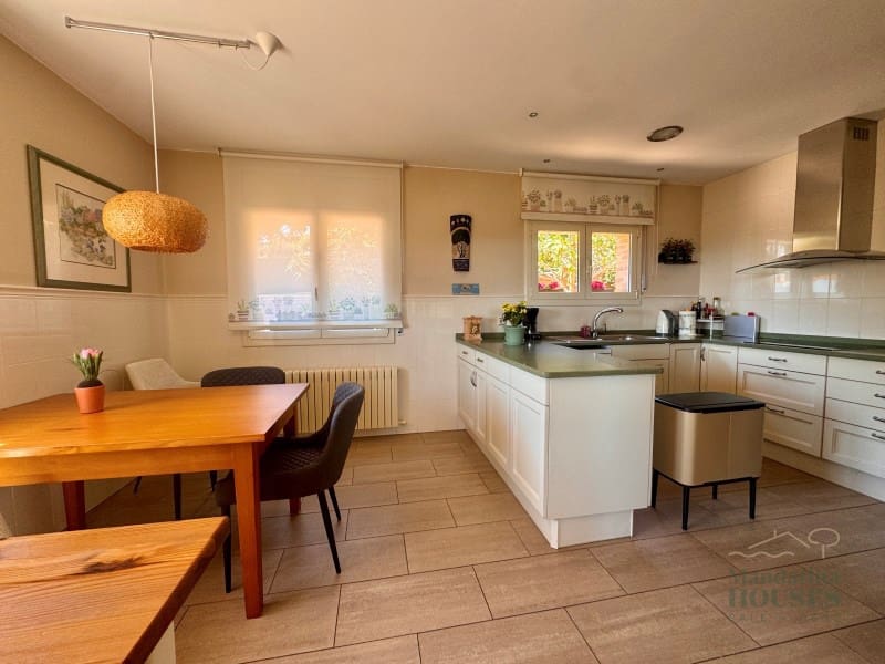 4 makuuhuone Huvila myytävänä paikassa Lloret de Mar mukana uima-altaan 
autotalli - 790 000 € (Ref: 9780309)