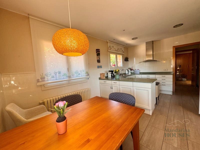 4 makuuhuone Huvila myytävänä paikassa Lloret de Mar mukana uima-altaan 
autotalli - 790 000 € (Ref: 9780309)