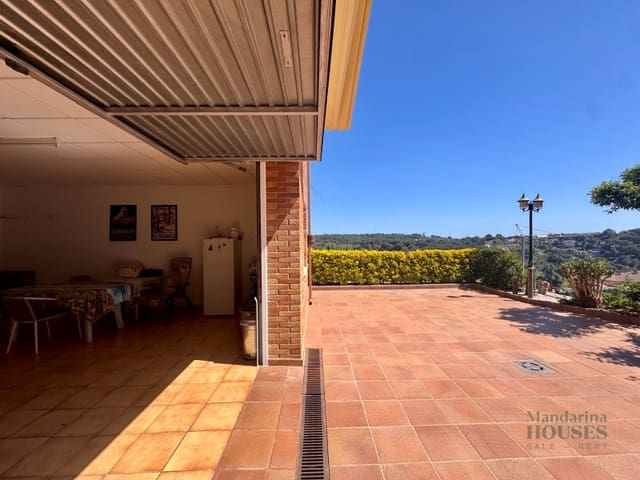 4 makuuhuone Huvila myytävänä paikassa Roca Grossa, Lloret de Mar mukana uima-altaan 
autotalli - 790 000 € (Ref: 9780309)