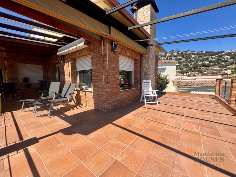 4 makuuhuone Huvila myytävänä paikassa Lloret de Mar mukana uima-altaan 
autotalli - 790 000 € (Ref: 9780309)