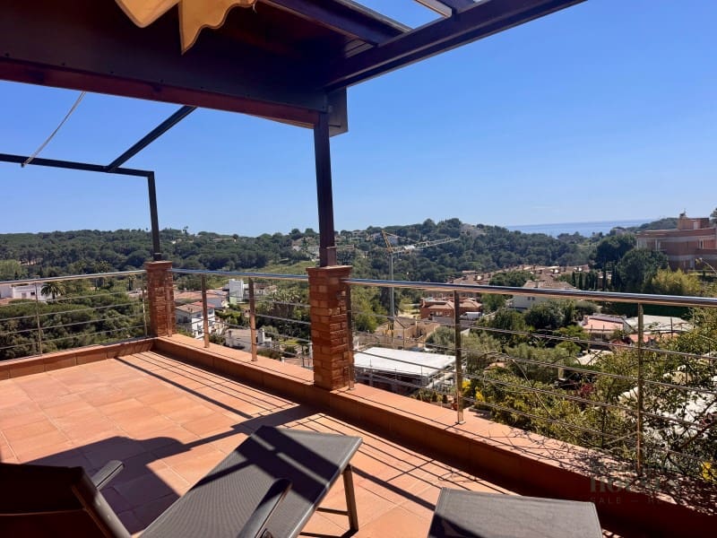 4 makuuhuone Huvila myytävänä paikassa Lloret de Mar mukana uima-altaan 
autotalli - 790 000 € (Ref: 9780309)