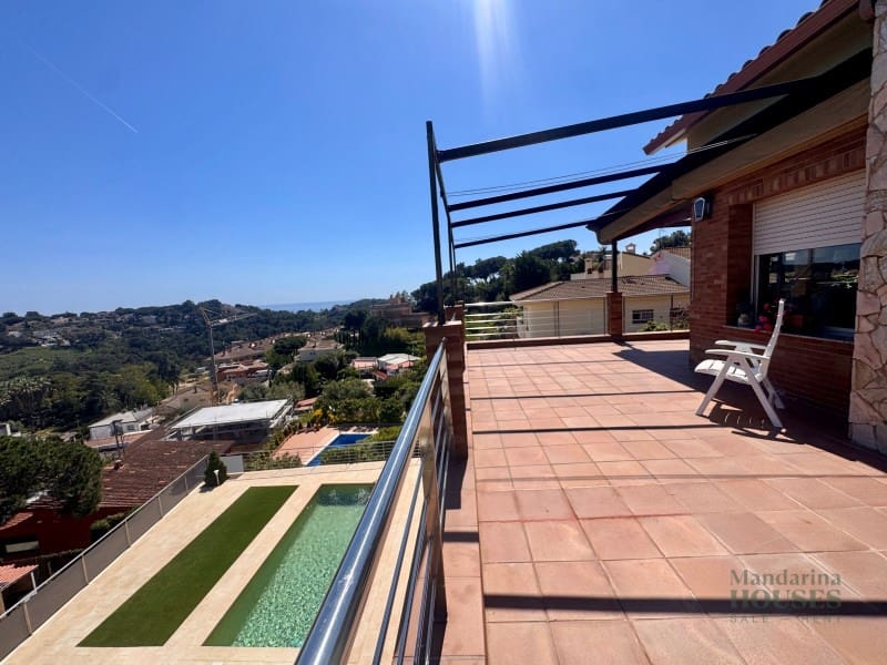 4 makuuhuone Huvila myytävänä paikassa Lloret de Mar mukana uima-altaan 
autotalli - 790 000 € (Ref: 9780309)