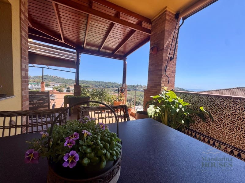 4 makuuhuone Huvila myytävänä paikassa Lloret de Mar mukana uima-altaan 
autotalli - 790 000 € (Ref: 9780309)