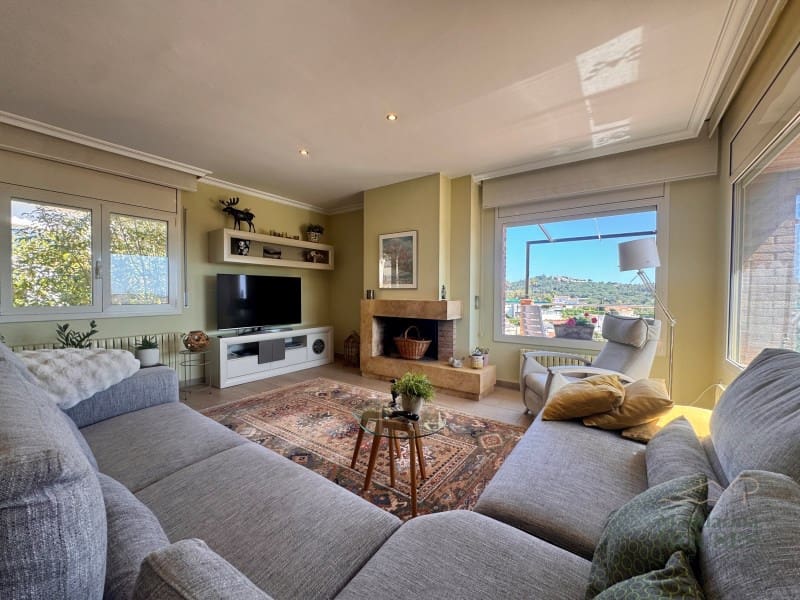 4 makuuhuone Huvila myytävänä paikassa Lloret de Mar mukana uima-altaan 
autotalli - 790 000 € (Ref: 9780309)