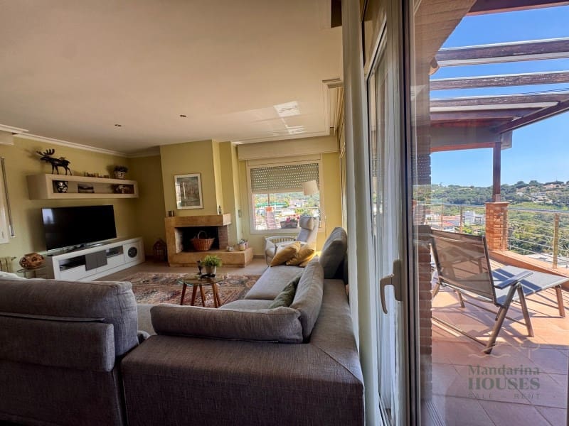 4 makuuhuone Huvila myytävänä paikassa Lloret de Mar mukana uima-altaan 
autotalli - 790 000 € (Ref: 9780309)