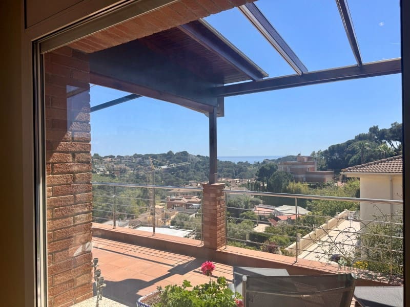 4 makuuhuone Huvila myytävänä paikassa Lloret de Mar mukana uima-altaan 
autotalli - 790 000 € (Ref: 9780309)