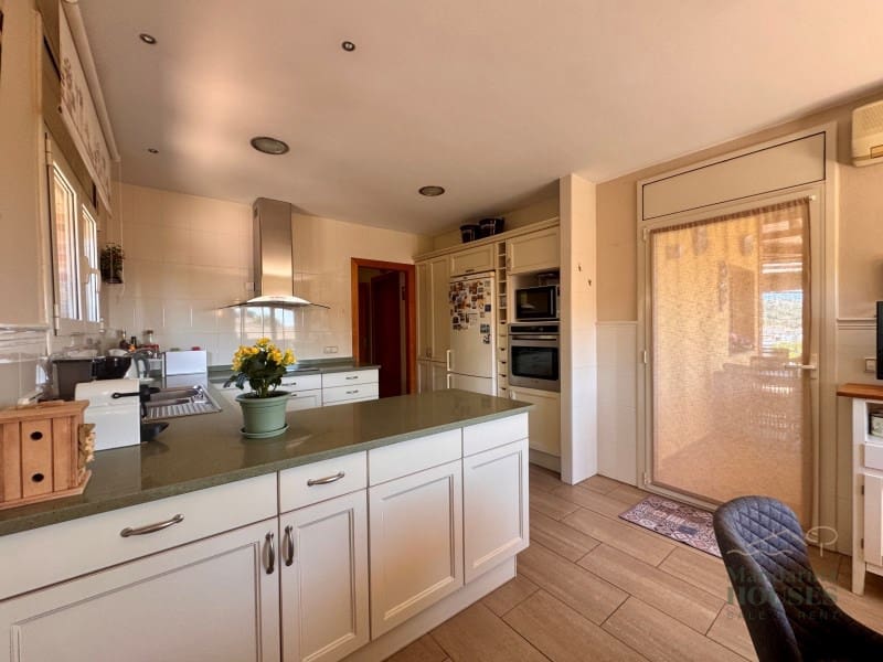 4 makuuhuone Huvila myytävänä paikassa Lloret de Mar mukana uima-altaan 
autotalli - 790 000 € (Ref: 9780309)