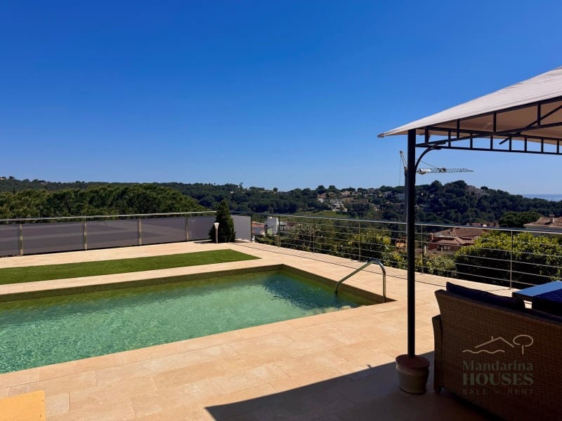 4 makuuhuone Huvila myytävänä paikassa Lloret de Mar mukana uima-altaan 
autotalli - 790 000 € (Ref: 9780309)