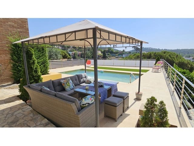 4 makuuhuone Huvila myytävänä paikassa Roca Grossa, Lloret de Mar mukana uima-altaan 
autotalli - 790 000 € (Ref: 9780309)