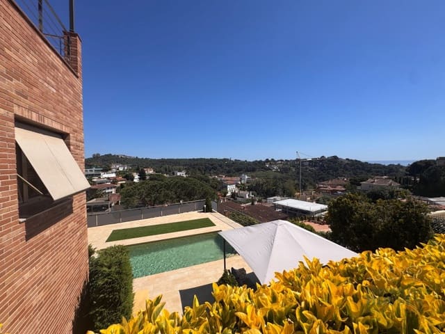 4 makuuhuone Huvila myytävänä paikassa Roca Grossa, Lloret de Mar mukana uima-altaan 
autotalli - 790 000 € (Ref: 9780309)