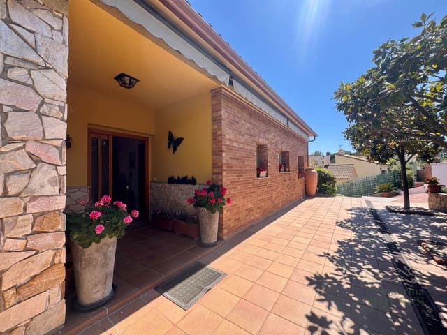 4 makuuhuone Huvila myytävänä paikassa Roca Grossa, Lloret de Mar mukana uima-altaan 
autotalli - 790 000 € (Ref: 9780309)