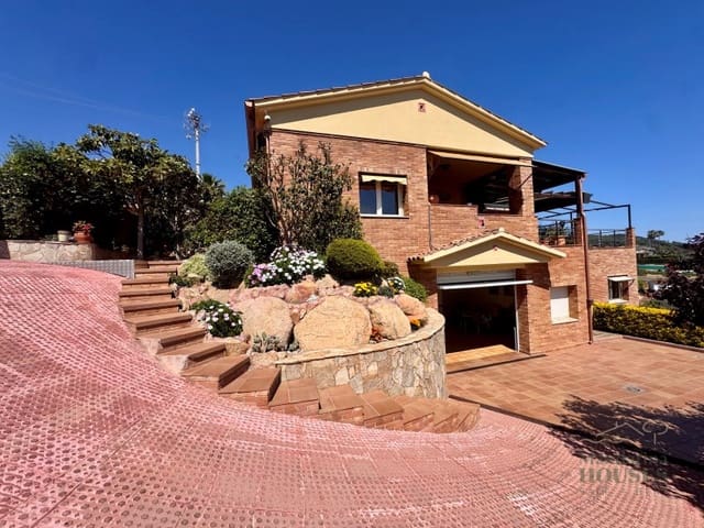 4 makuuhuone Huvila myytävänä paikassa Roca Grossa, Lloret de Mar mukana uima-altaan 
autotalli - 790 000 € (Ref: 9780309)