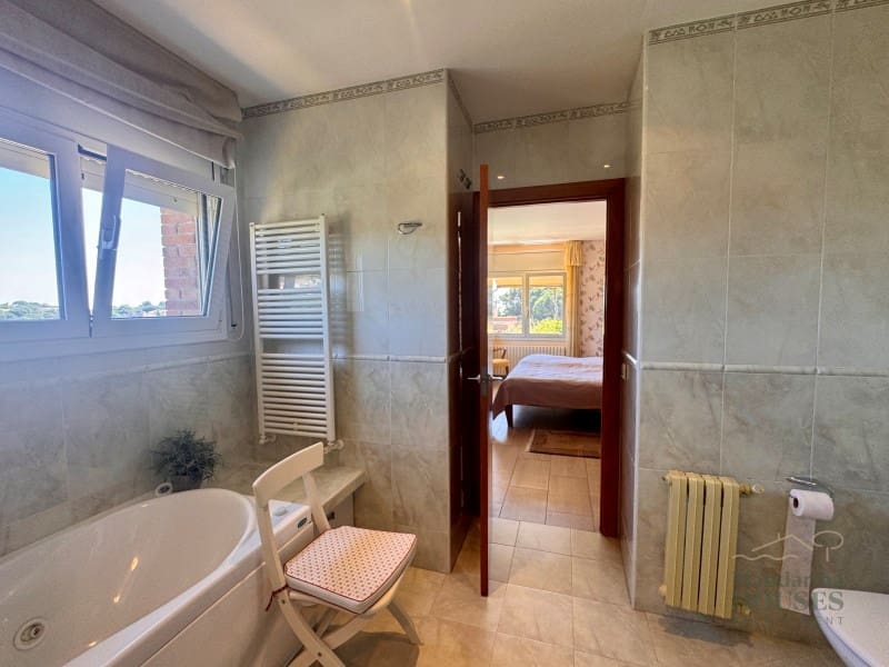 4 makuuhuone Huvila myytävänä paikassa Lloret de Mar mukana uima-altaan 
autotalli - 790 000 € (Ref: 9780309)