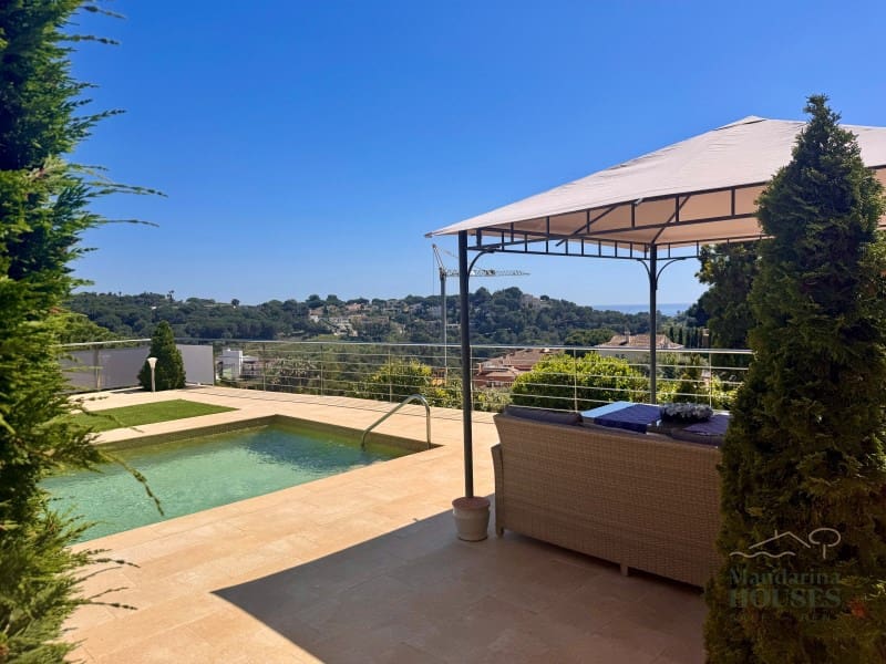 4 makuuhuone Huvila myytävänä paikassa Lloret de Mar mukana uima-altaan 
autotalli - 790 000 € (Ref: 9780309)