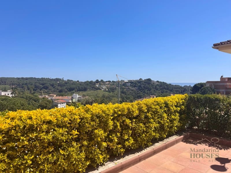 4 makuuhuone Huvila myytävänä paikassa Lloret de Mar mukana uima-altaan 
autotalli - 790 000 € (Ref: 9780309)