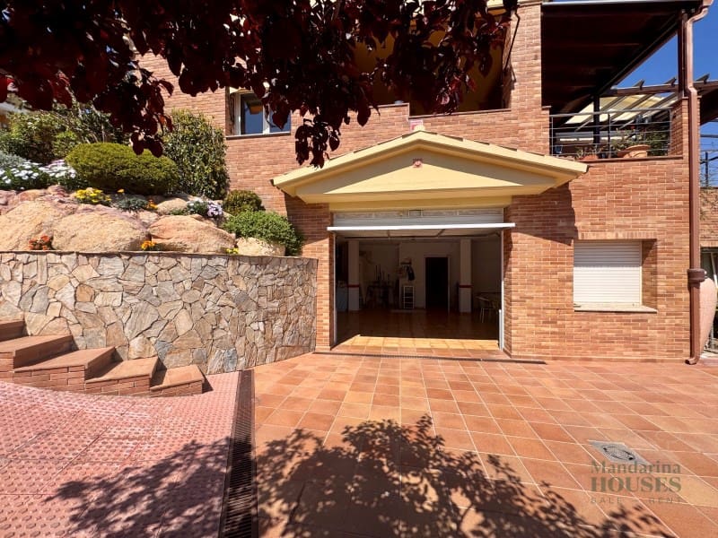 4 makuuhuone Huvila myytävänä paikassa Lloret de Mar mukana uima-altaan 
autotalli - 790 000 € (Ref: 9780309)