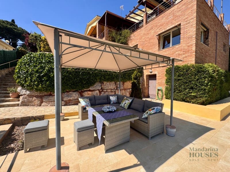 4 makuuhuone Huvila myytävänä paikassa Lloret de Mar mukana uima-altaan 
autotalli - 790 000 € (Ref: 9780309)