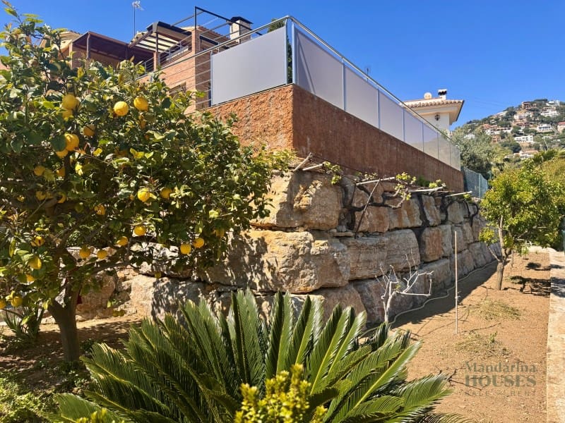 4 makuuhuone Huvila myytävänä paikassa Lloret de Mar mukana uima-altaan 
autotalli - 790 000 € (Ref: 9780309)