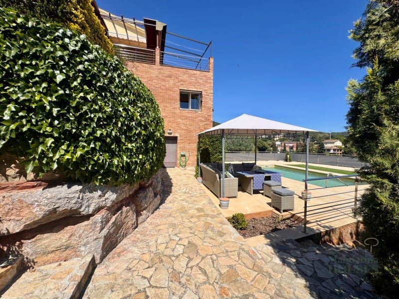 4 makuuhuone Huvila myytävänä paikassa Lloret de Mar mukana uima-altaan 
autotalli - 790 000 € (Ref: 9780309)