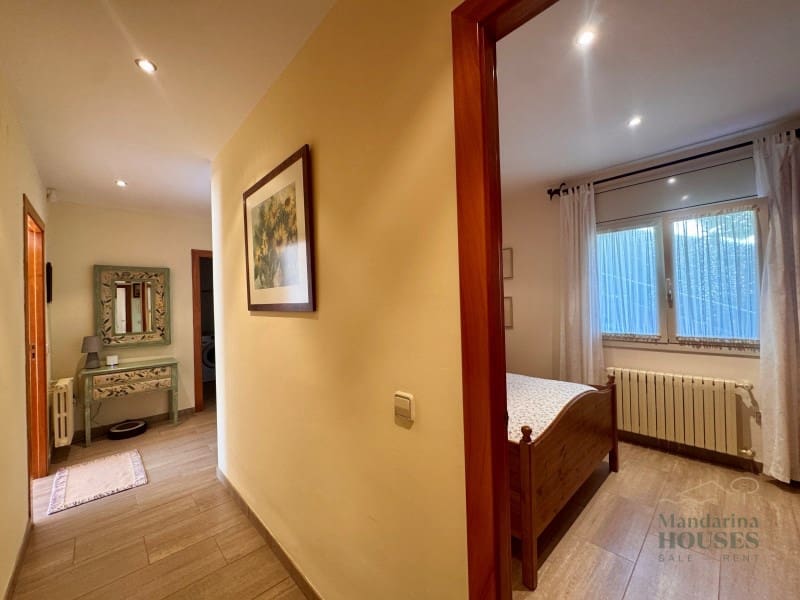 4 makuuhuone Huvila myytävänä paikassa Lloret de Mar mukana uima-altaan 
autotalli - 790 000 € (Ref: 9780309)