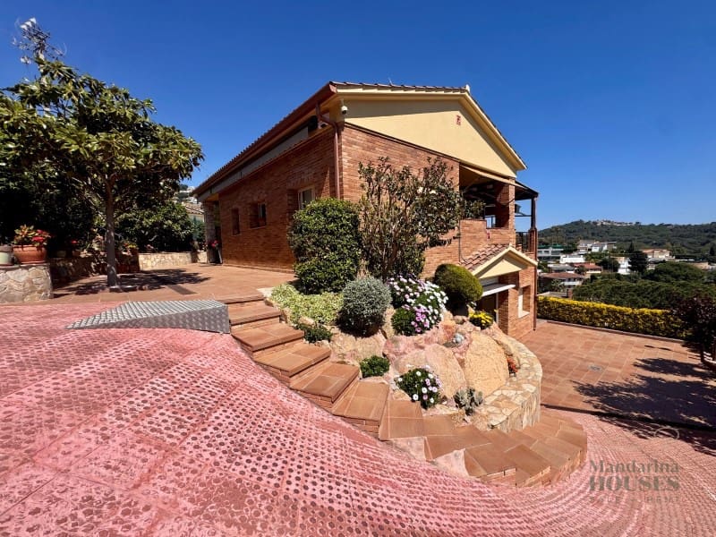 4 makuuhuone Huvila myytävänä paikassa Lloret de Mar mukana uima-altaan 
autotalli - 790 000 € (Ref: 9780309)