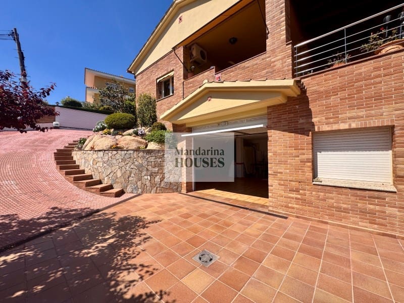 4 bedroom Villa for sale in Lloret de Mar with pool garage - € 790,000 (Ref: 9780309)