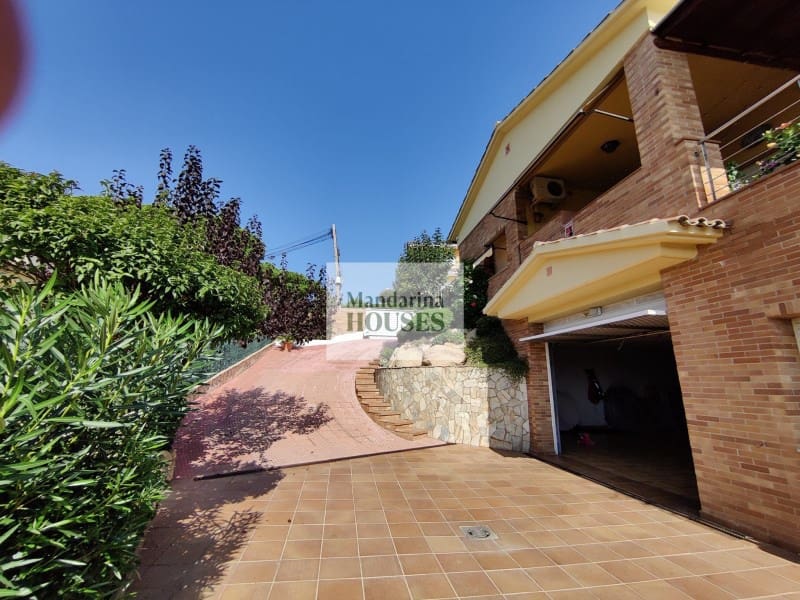 4 bedroom Villa for sale in Lloret de Mar with pool garage - € 790,000 (Ref: 9780309)