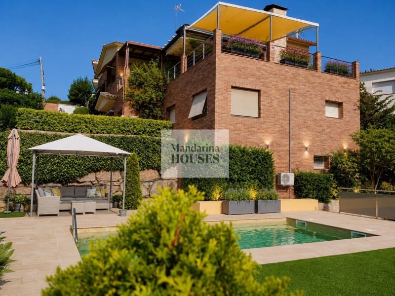 4 bedroom Villa for sale in Lloret de Mar with pool garage - € 790,000 (Ref: 9780309)
