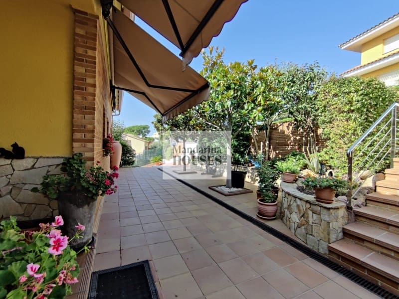 4 bedroom Villa for sale in Lloret de Mar with pool garage - € 790,000 (Ref: 9780309)