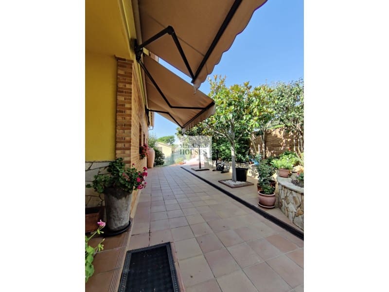 4 bedroom Villa for sale in Lloret de Mar with pool garage - € 790,000 (Ref: 9780309)