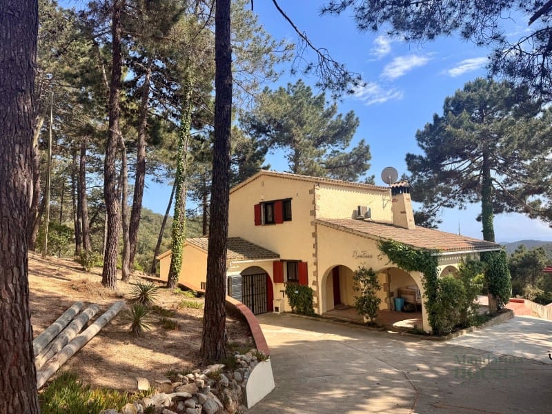 4 soveværelse Villa til salg i Lloret de Mar med swimmingpool garage - € 595.000 (Ref: 9806294)
