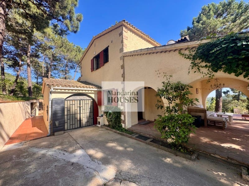 4 Zimmer Villa zu verkaufen in Lloret de Mar mit Pool Garage - 595.000 € (Ref: 9806294)