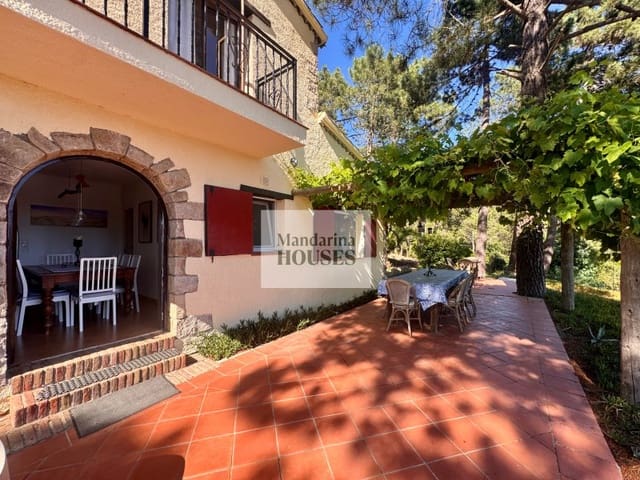 4 sypialnia Willa na sprzedaż w Urbanitzacions del Nord, Lloret de Mar z basenem garażem - 595 000 € (Ref: 9806294)
