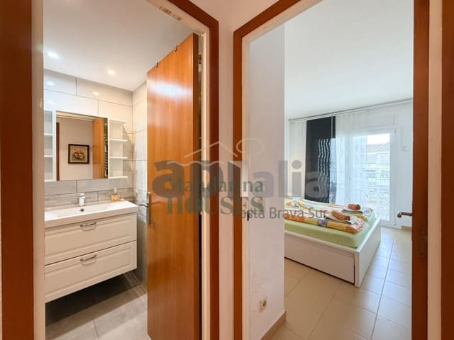 Apartamento de 2 habitaciones en Fenals, Lloret de Mar en venta con piscina - 335.000 € (Ref: 9842722)