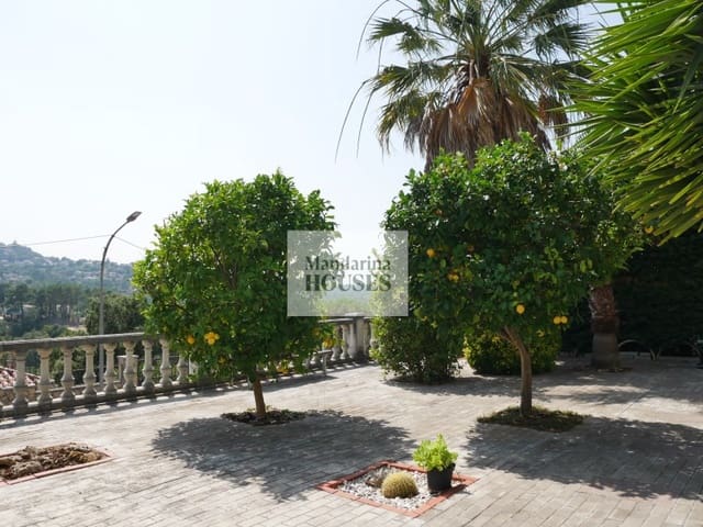 Chalet de 3 habitaciones en Urbanitzacions del Nord, Lloret de Mar en venta con piscina garaje - 299.000 € (Ref: 9974987)