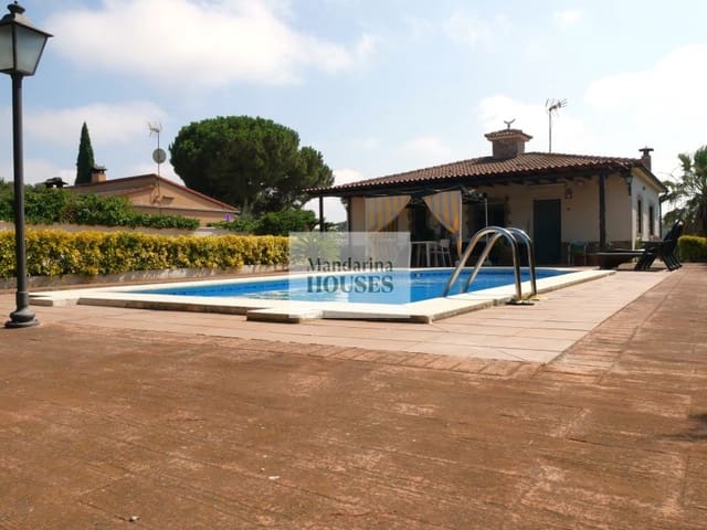 Chalet de 3 habitaciones en Urbanitzacions del Nord, Lloret de Mar en venta con piscina garaje - 299.000 € (Ref: 9974987)