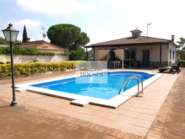 Chalet de 3 habitaciones en Urbanitzacions del Nord, Lloret de Mar en venta con piscina garaje - 299.000 € (Ref: 9974987)
