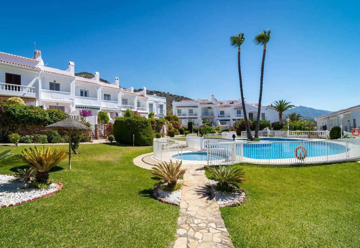 3 sypialnia Dom szeregowy na sprzedaż w Nerja z basenem - 399 000 € (Ref: 10085574)
