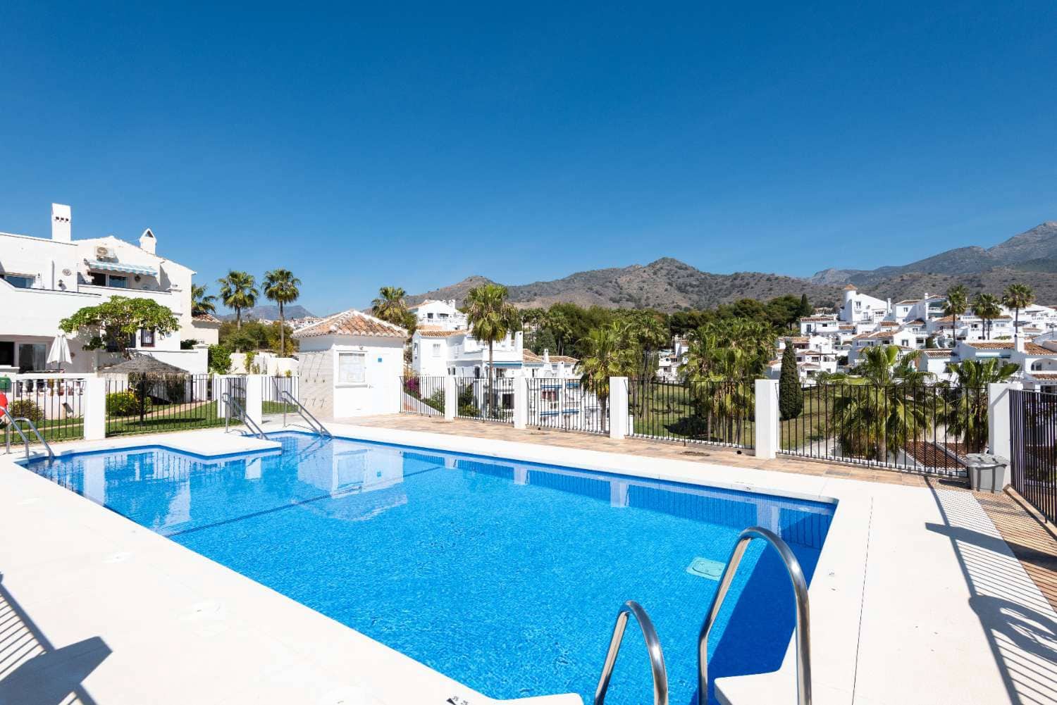 2 bedroom Apartment for sale in Nerja with pool - € 450,000 (Ref: 10094155)
