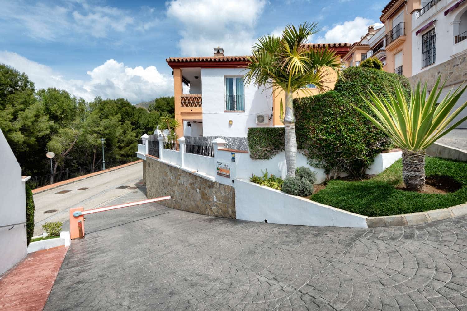 5 makuuhuone Paritalo myytävänä paikassa Nerja mukana uima-altaan 
autotalli - 449 000 € (Ref: 10131121)