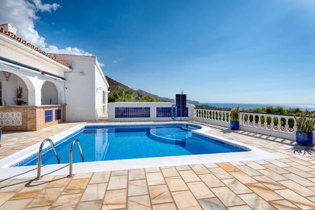 4 Zimmer Villa zu verkaufen in Capistrano, Nerja mit Pool Garage - 749.000 € (Ref: 10150595)