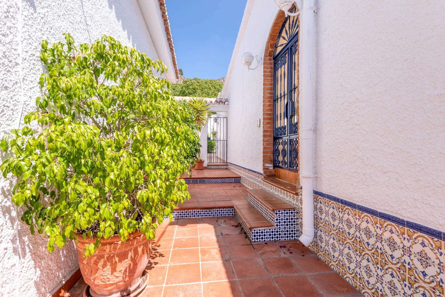 4 Zimmer Villa zu verkaufen in Nerja mit Pool Garage - 749.000 € (Ref: 10150595)