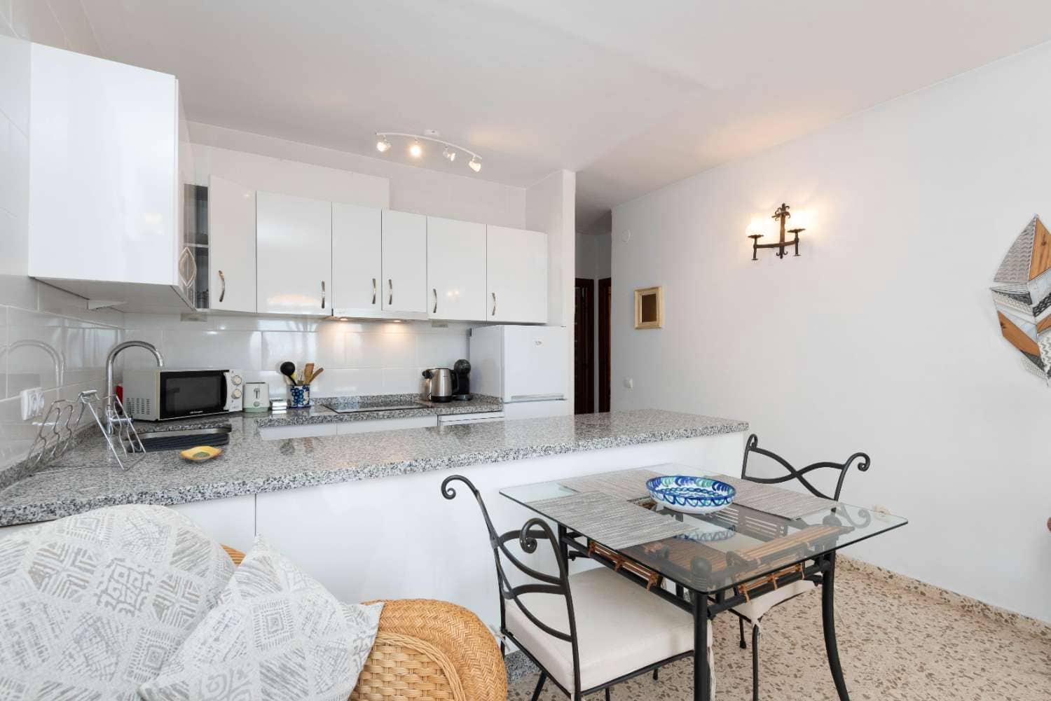 2 bedroom Beach Apartment for sale in Nerja with pool - € 299,000 (Ref: 10162088)