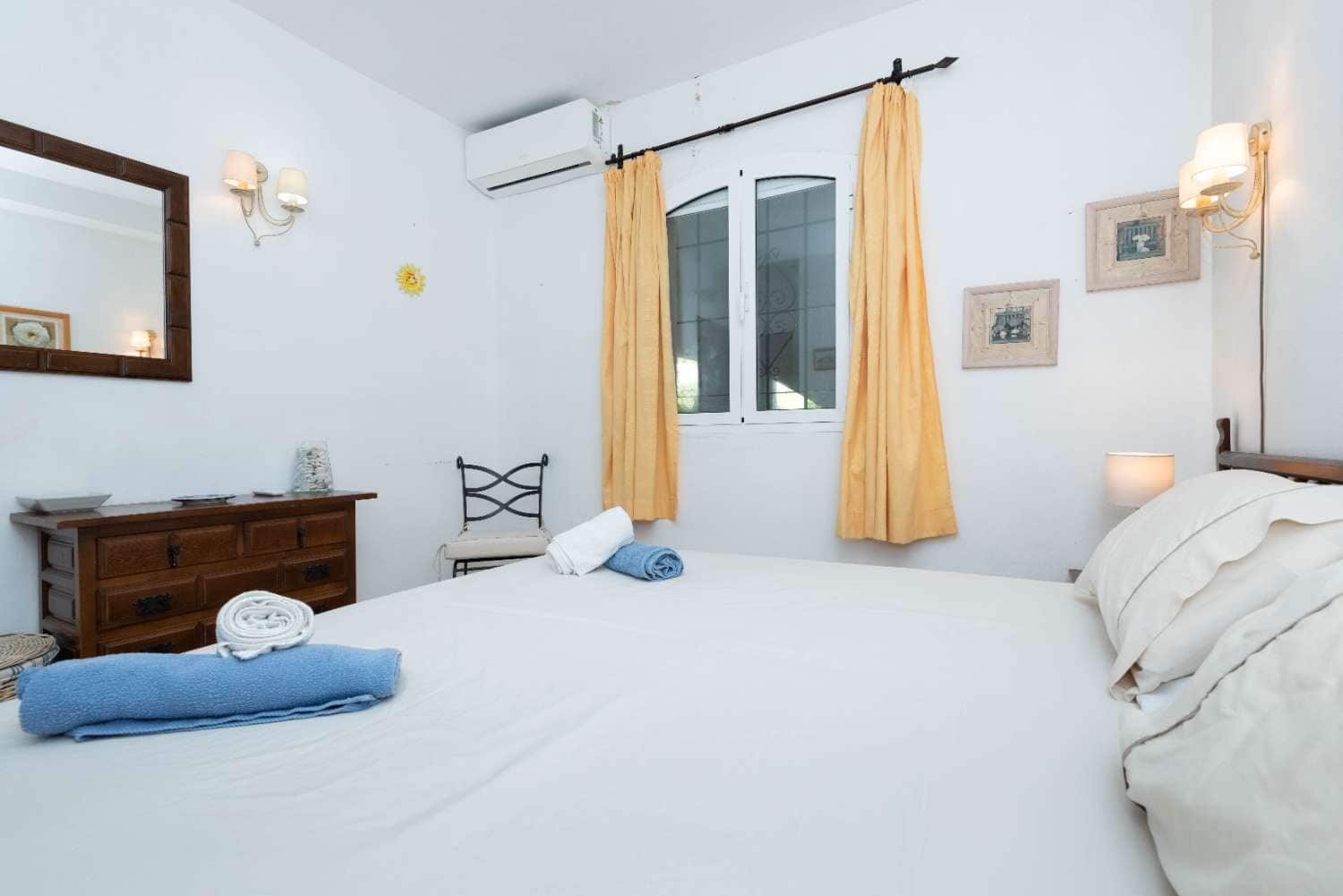 2 bedroom Beach Apartment for sale in Nerja with pool - € 299,000 (Ref: 10162088)