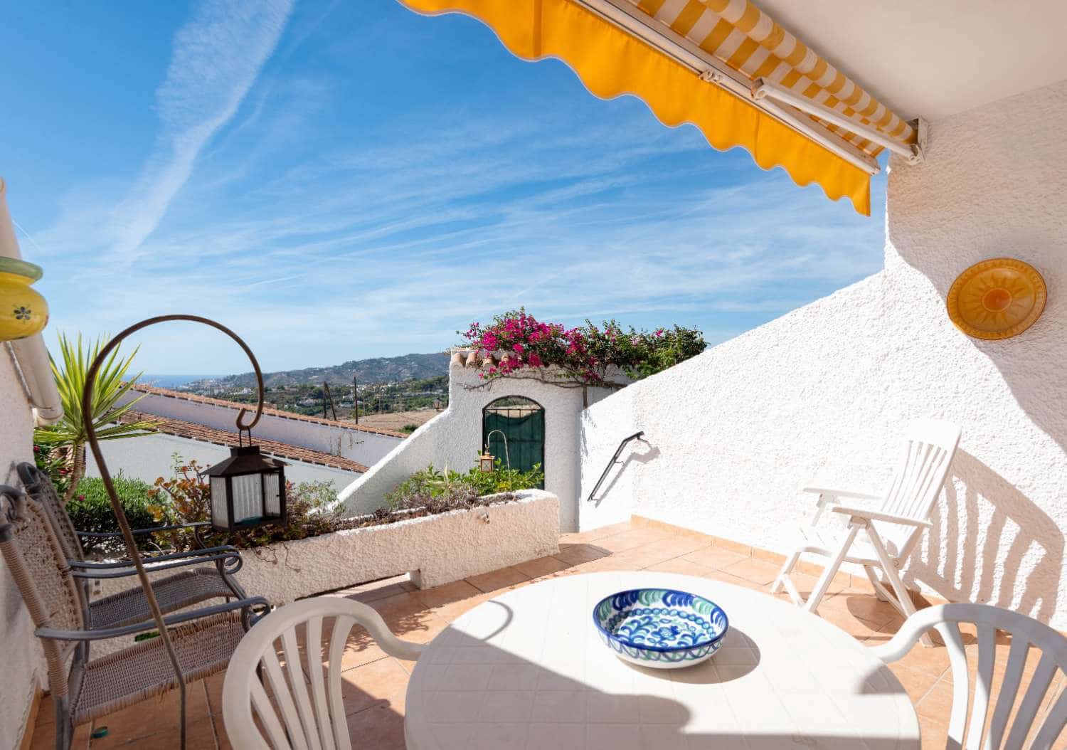 2 bedroom Beach Apartment for sale in Nerja with pool - € 299,000 (Ref: 10162088)